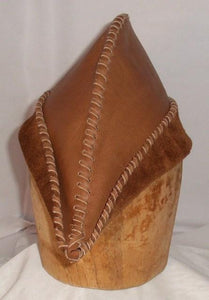 Robin Hood Hat in leather from White Pavilion, front view. This hat is ideal for medieval costumes, especially for Robin Hood and Sherwood Forest characters. 