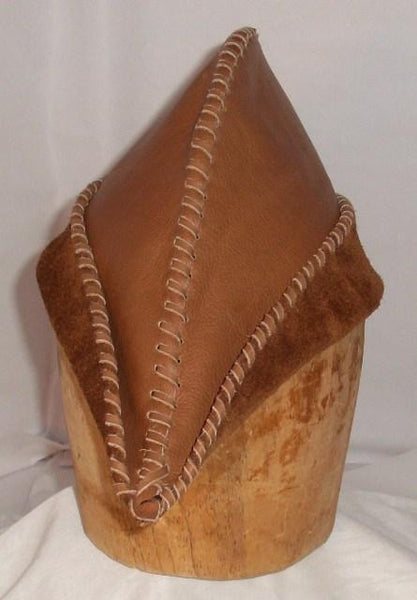 Robin Hood Hat in leather from White Pavilion, front view. This hat is ideal for medieval costumes, especially for Robin Hood and Sherwood Forest characters.