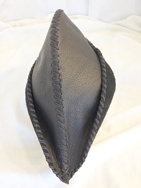 Robin Hood Hat in leather from White Pavilion, front view. This hat is ideal for medieval costumes, especially for Robin Hood and Sherwood Forest characters. 